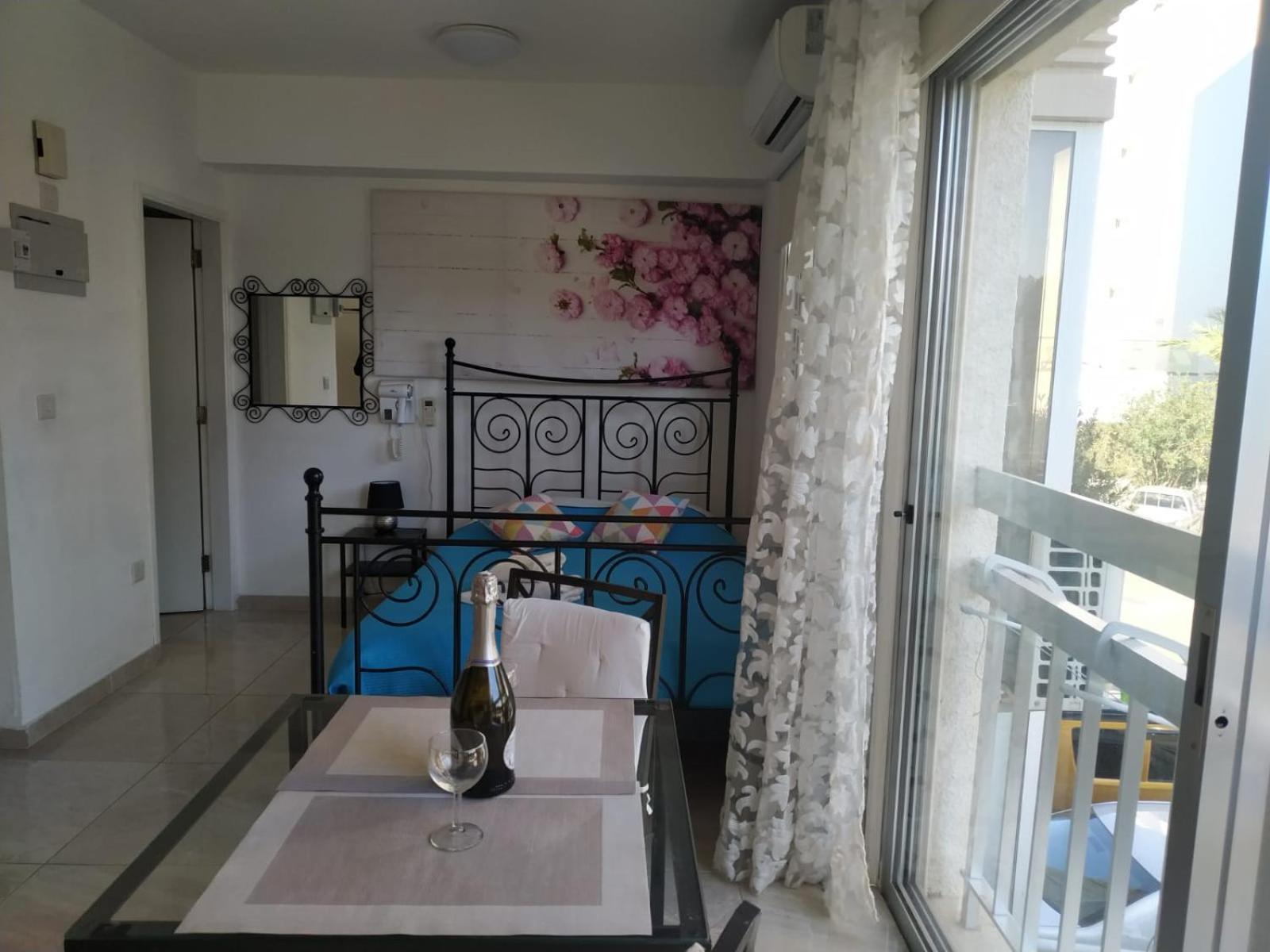 Stelia'S Seagate Studio Apt. ลาร์นาคา ภายนอก รูปภาพ
